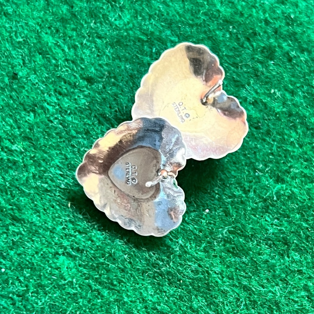 Vintage Southwestern sterling silver heart earrings. - Picture 4 of 11